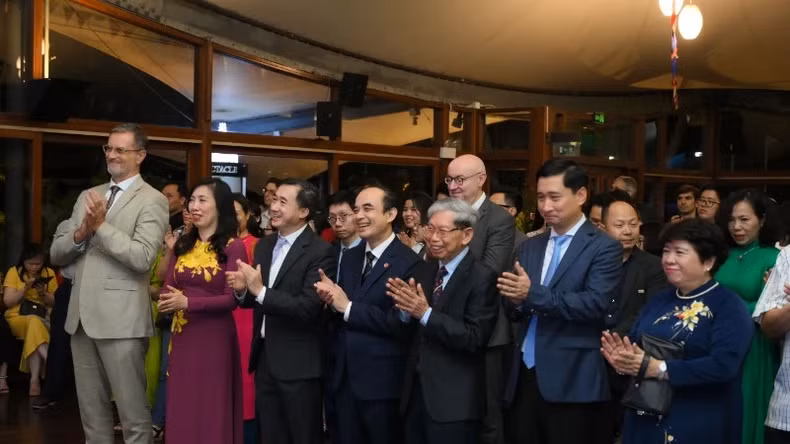 与会代表。