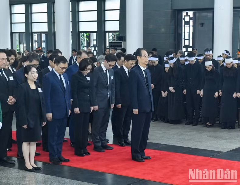 韩国代表团吊唁越共中央总书记阮富仲逝世。
