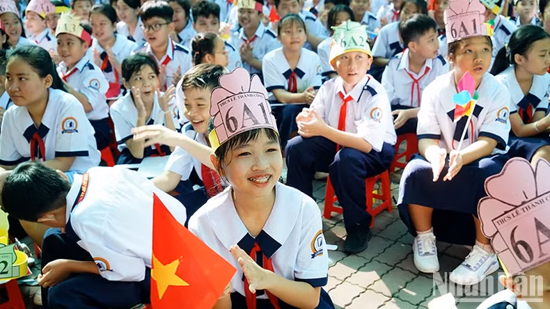 黎成功初中一年级学生脸上洋溢着喜悦。