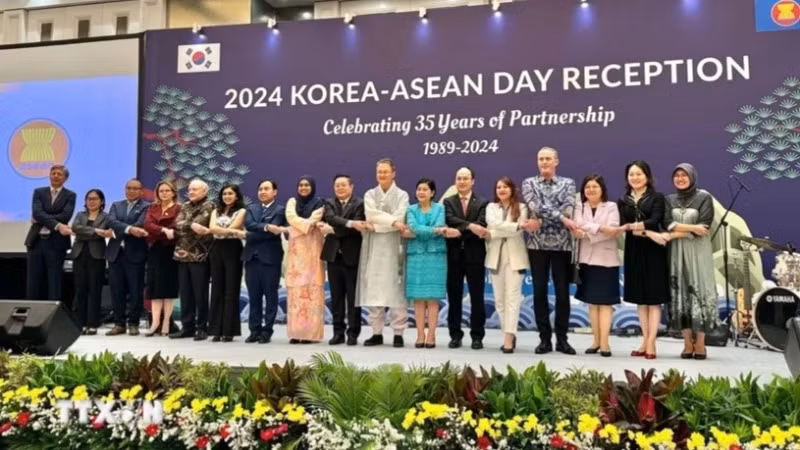 各国驻东盟代表团团长合影。（图片来源：越通社）