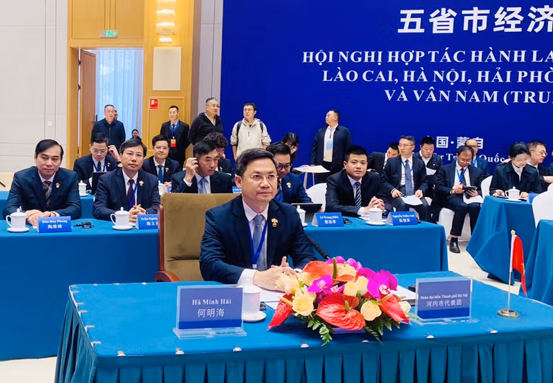 河内市代表团出席会议。