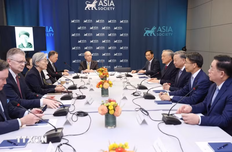 越共中央总书记、国家主席苏林在纽约会见美国亚洲协会主席兼首席执行官康京和。（图片来源：越通社）