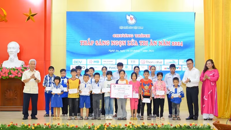 黎国明同志和赞助商代表向英山县优秀贫困学生赠送礼物。 黎国明同志和赞助商代表向英山县优秀贫困学生赠送礼物。