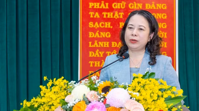 国家副主席武氏映春发表讲话。