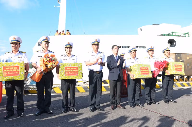 越南海军第四军区向长沙运送年礼。