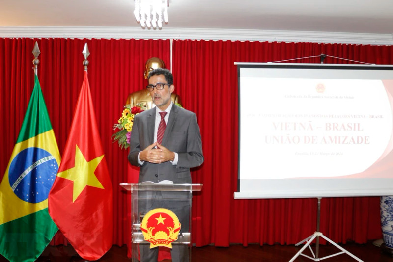 巴西外交部负责亚太地区事务副部长爱德华多·佩斯·萨博亚发表讲话。（图片来源：越通社）