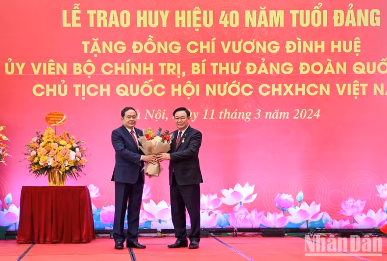 国会常务副主席陈青敏向国会主席王廷惠送花祝贺。