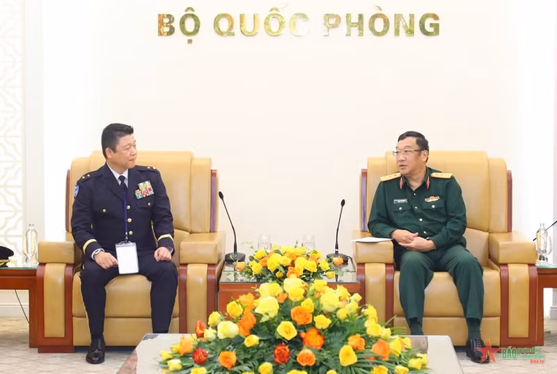 越共中央委员、国防部副部长范怀南上将和日本陆上自卫队信息指挥系统司令部司令Aoi Kei少将。（图片来源：人民军队报）