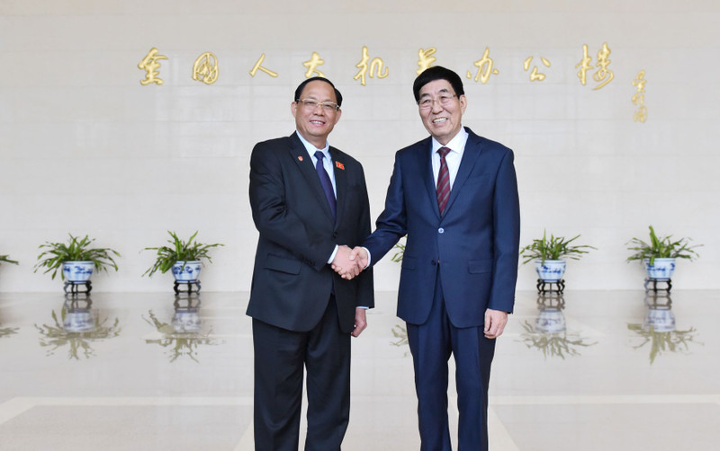 越南国会副主席、越中友好议员小组主席陈光方和中国全国人民代表大会民族委员会主任、中越友好议员小组主席巴音朝鲁。（图片来源：国会官网）