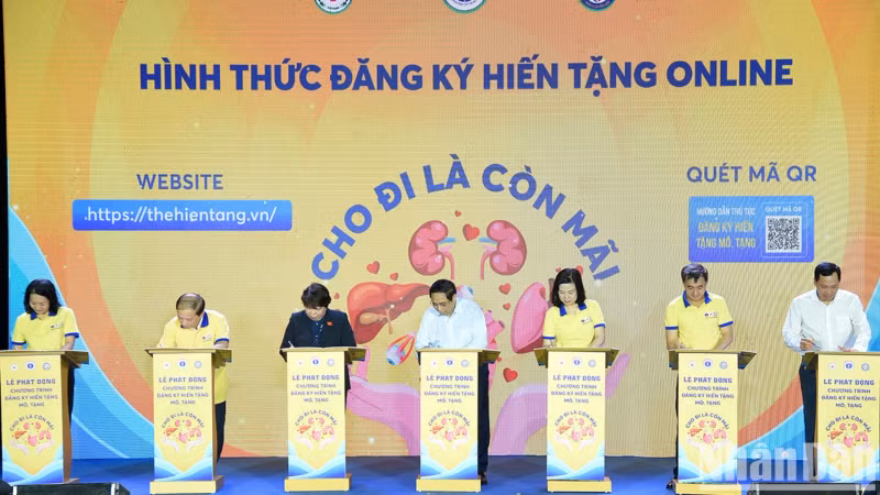 范明正总理和与会代表登记捐赠人体器官。