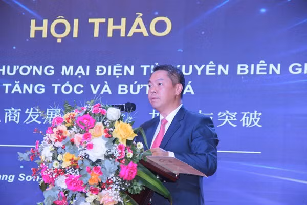 谅山省人民委员会副主席段青山在研讨会上发言。