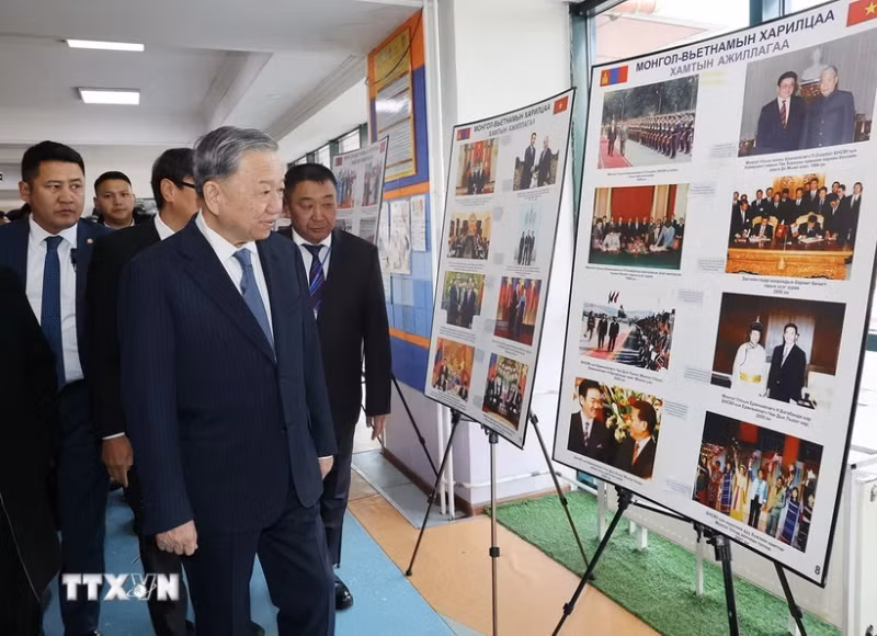 苏林总书记、国家主席参观摄影展。（图片来源：越通社）