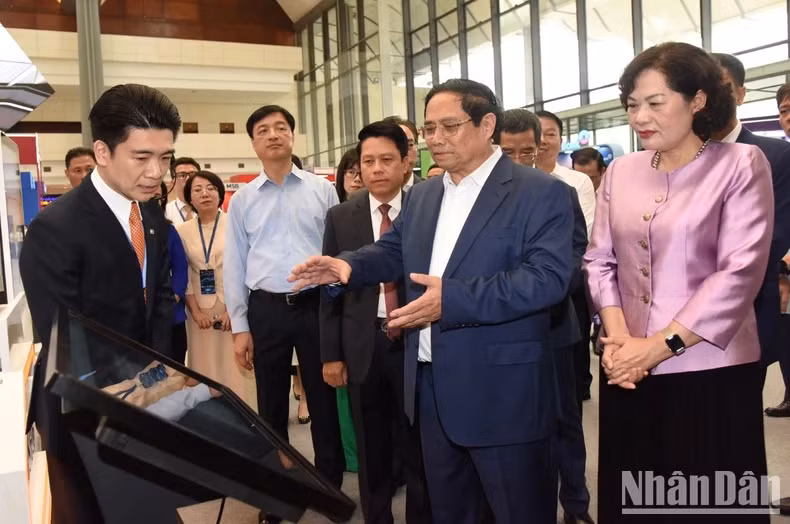 范明正总理参观银行业数字化转型应用展。