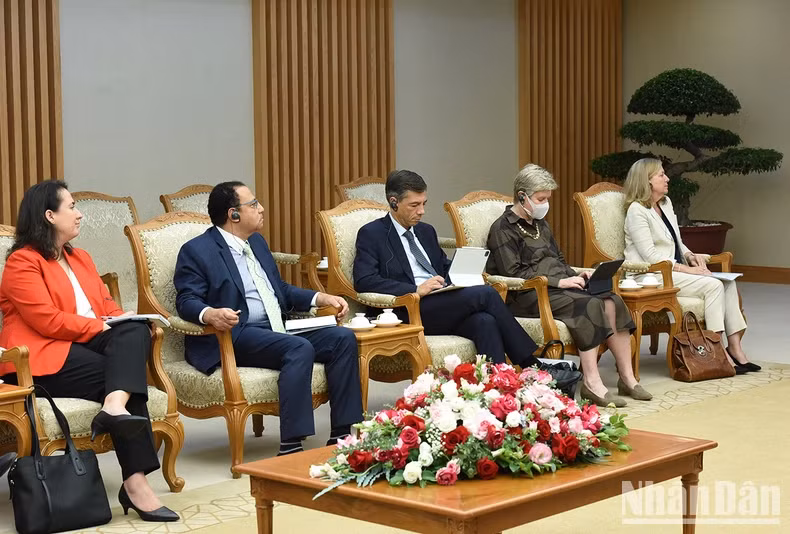 世行副行长曼努埃拉·费罗随同人员出席会见。