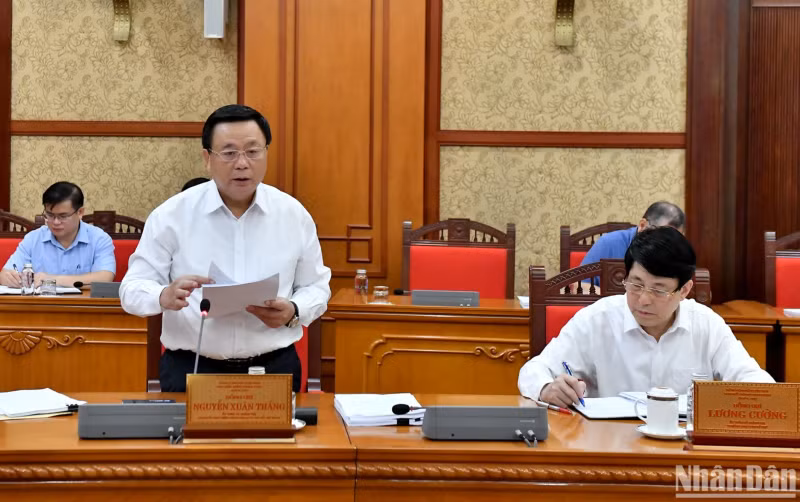 越共中央政治局委员、胡志明国家政治学院院长、中央理论委员会主席阮春胜在会上作报告。