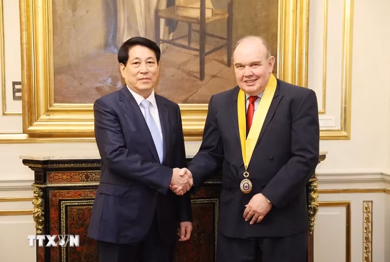 利马市市长洛佩斯·阿里亚加和梁强主席。（图片来源：越通社）