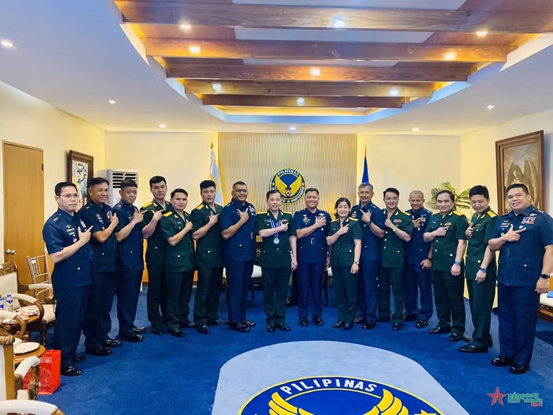 越南青年军官代表团与菲律宾军队空军力量领导人合影。（图片来源：《人民军队报》）