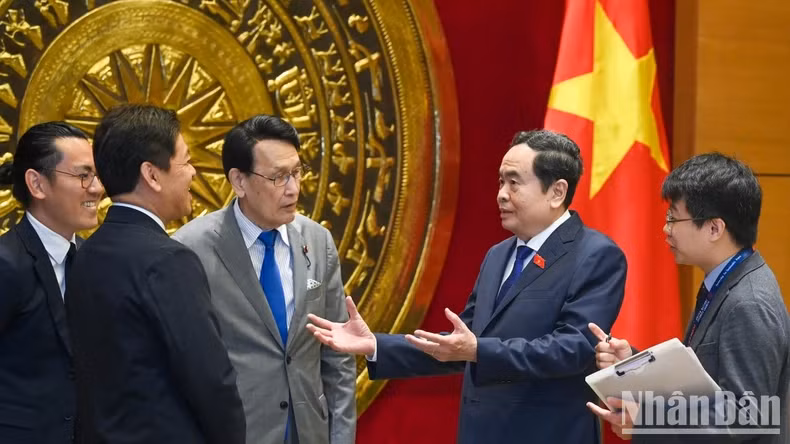 越南国会主席陈青敏同日本自民党政务调查会长渡海纪三朗交谈。