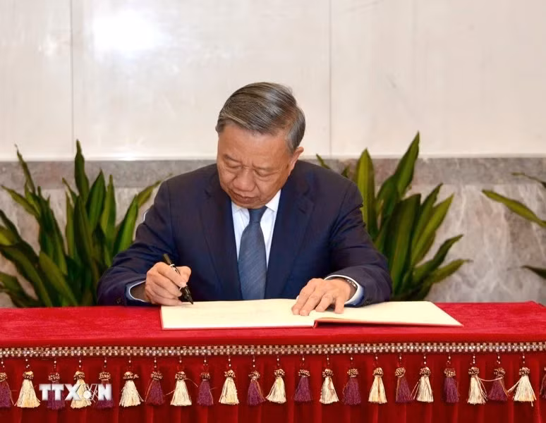 越共中央总书记、国家主席苏林在毛泽东主席纪念堂写下感想。