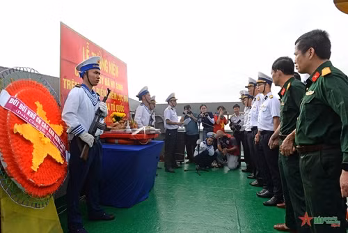 悼念仪式在海军第二区125旅长沙04号船上举行。（图片来源：《人民军队报》）