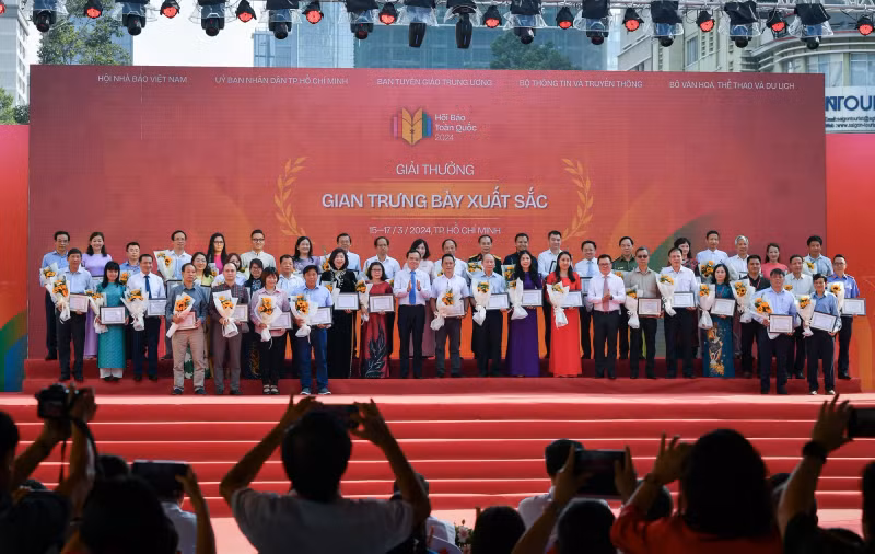 组委会和奖项理事会向各媒体机构颁发一等奖11份、二等奖29份、三等奖53份及鼓励奖88份。 组委会和奖项理事会向各媒体机构颁发一等奖11份、二等奖29份、三等奖53份及鼓励奖88份。