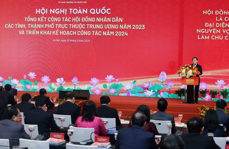 国会主席王廷惠发表讲话。