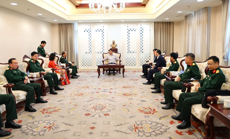 第四军区司令部工作代表团拜访老挝人民革命党中央委员会总书记、国家主席通伦•西苏里。(图片来源:人民军队报)