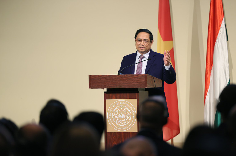 范明正总理在匈牙利国家行政大学发表重要讲话。（图片来源：越通社）