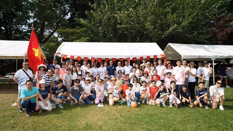 越南代表团积极参加各项活动。