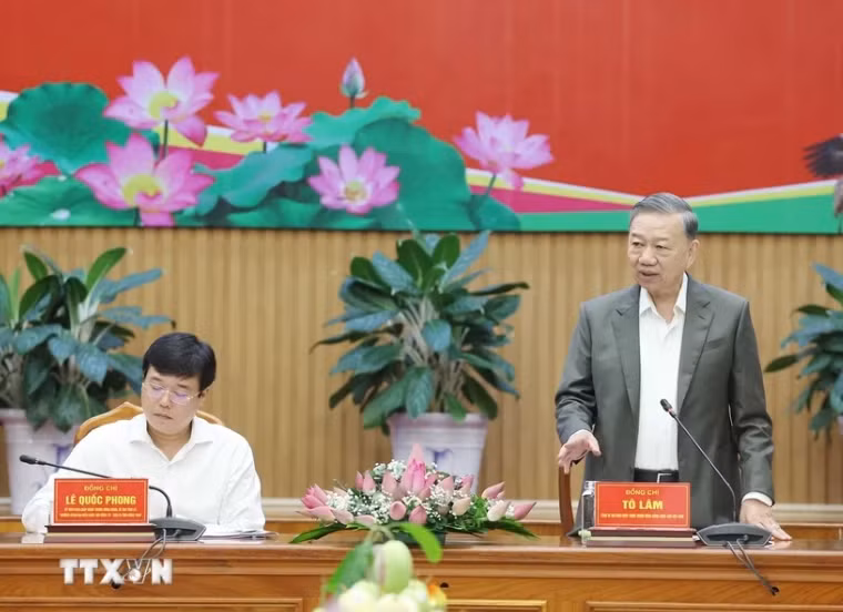 苏林总书记在会议上发表讲话。