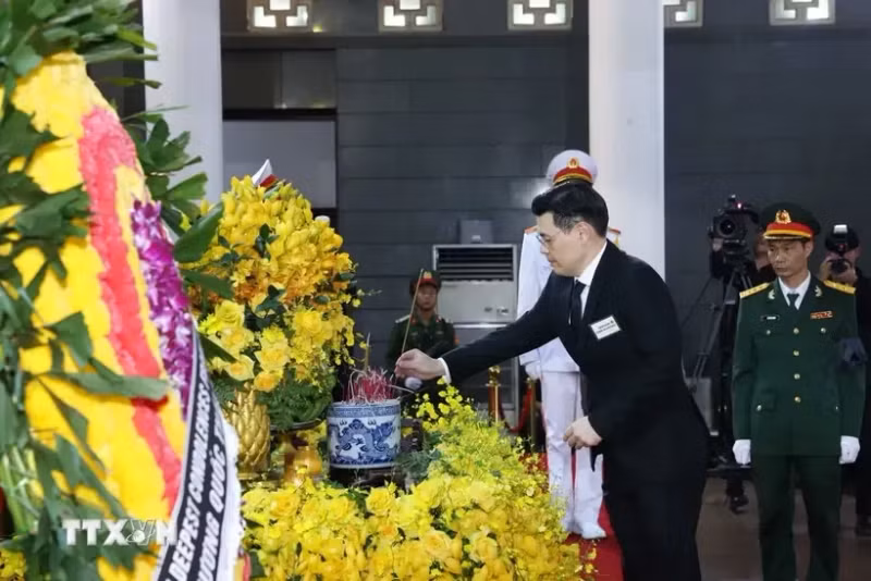 泰国代表团吊唁越共中央总书记阮富仲。（图片来源：越通社）