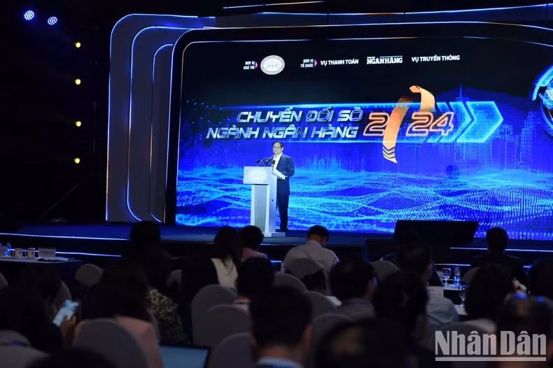 范明正总理在会议上发表讲话。