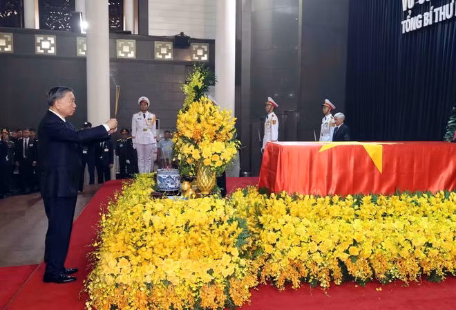 越共中央政治局委员、国家主席苏林向阮富仲总书记敬香。