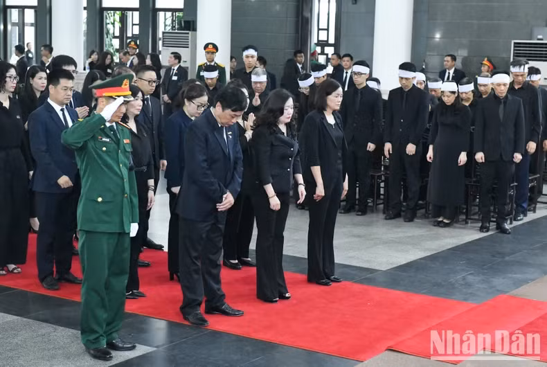 人民代表报代表团吊唁越共中央总书记阮富仲逝世。