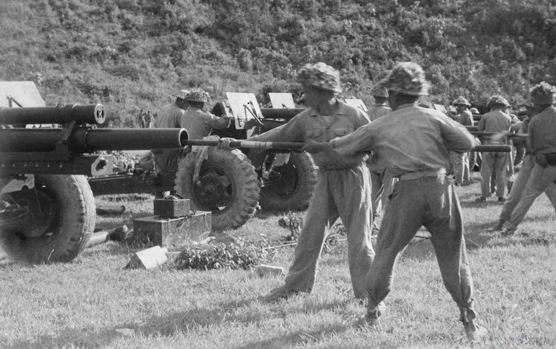 我军炮兵正在为开火工作做出积极准备。（图片来源：越通社）