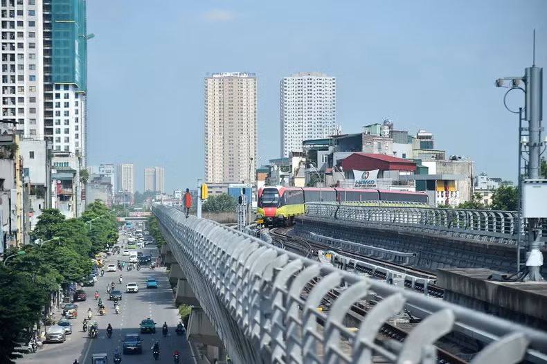 商业运营速度达到每小时 35公里，设计时速每小时80公里。