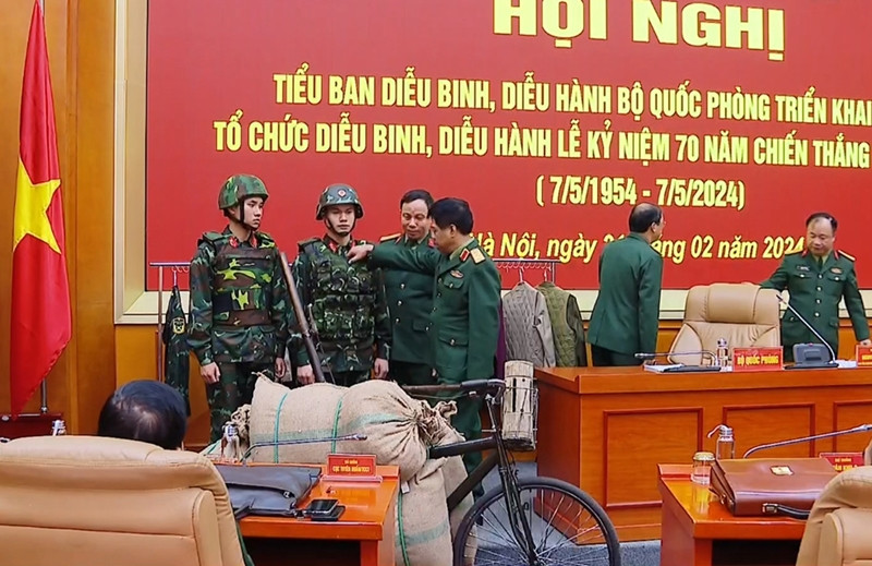 为奠边府大捷70周年纪念典礼上的阅兵游行做好准备。