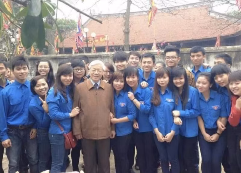 阮富仲总书记同赖驼村青年们合影。