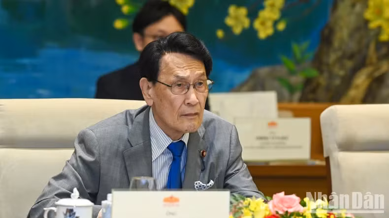 日本自民党政务调查会长渡海纪三朗发表讲话。