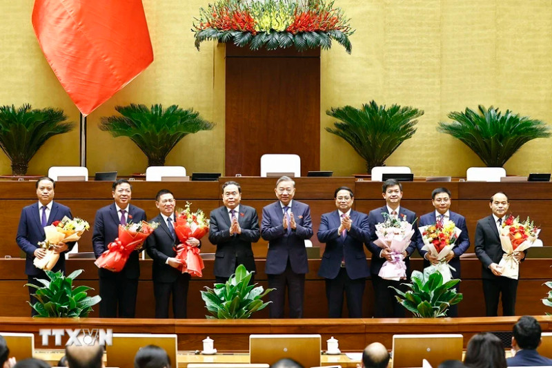 苏林总书记、范明正总理和国会主席陈青敏向获任人员表示祝贺。（图片来源：越通社）