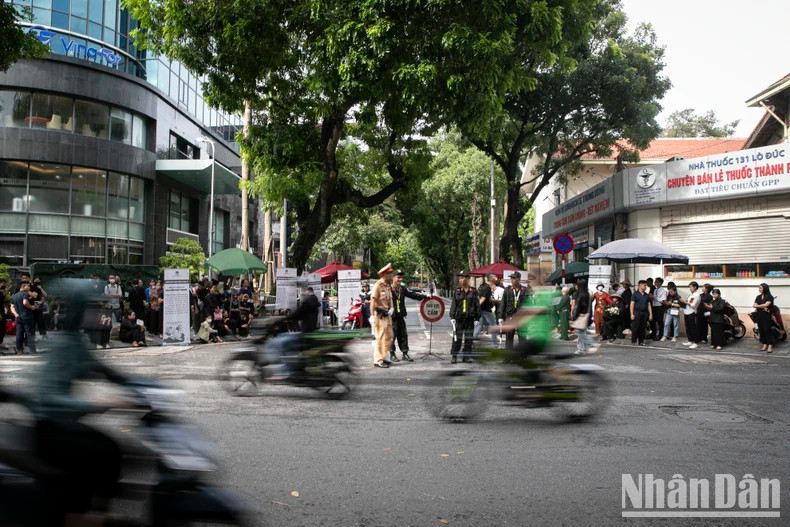 根据国葬组织委员会的通报，将于今天下午六时起，民众将可以在河内市陈圣宗街五号国家殡仪馆吊唁阮富仲总书记逝世。