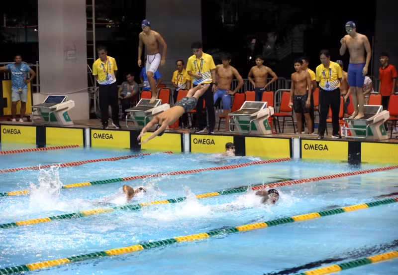 各国运动员在4x200米自由泳赛项上开展角逐。