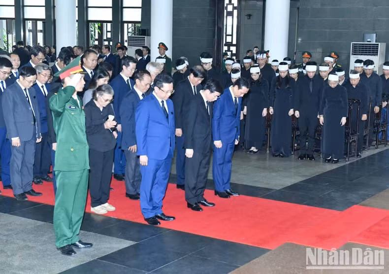 越共中央经济部代表团吊唁越共中央总书记阮富仲逝世。