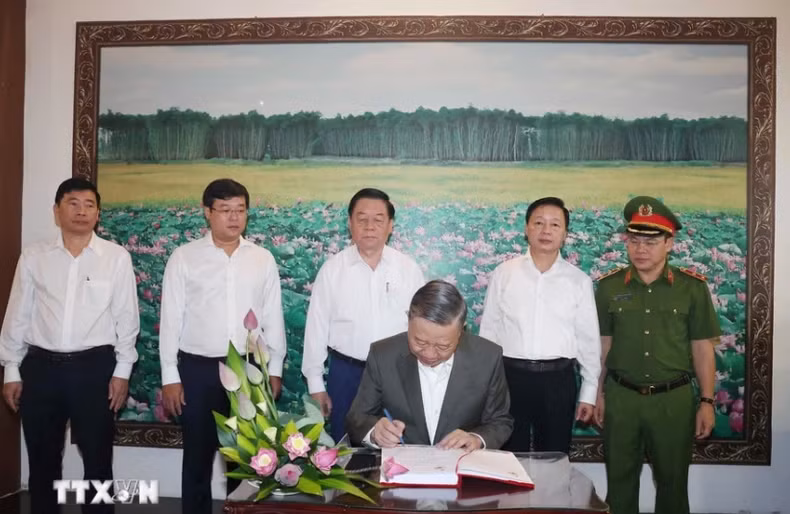 苏林总书记在胡志明主席父亲阮生色副榜遗迹区留言。