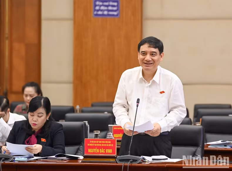 国会文化教育委员会主任阮得荣发表讲话。