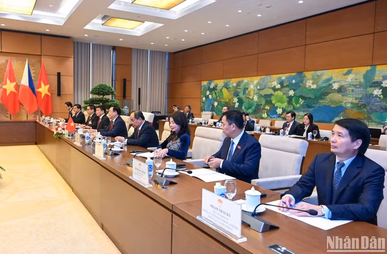 出席会见的越南代表团。