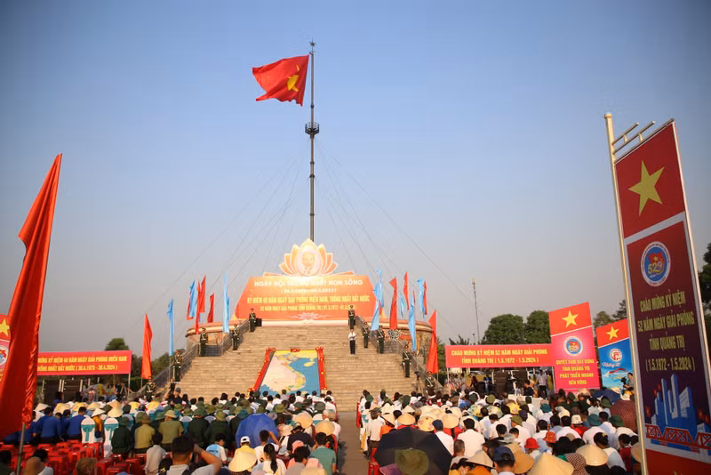 “一统江山”升旗仪式在贤良-滨海两岸举行。