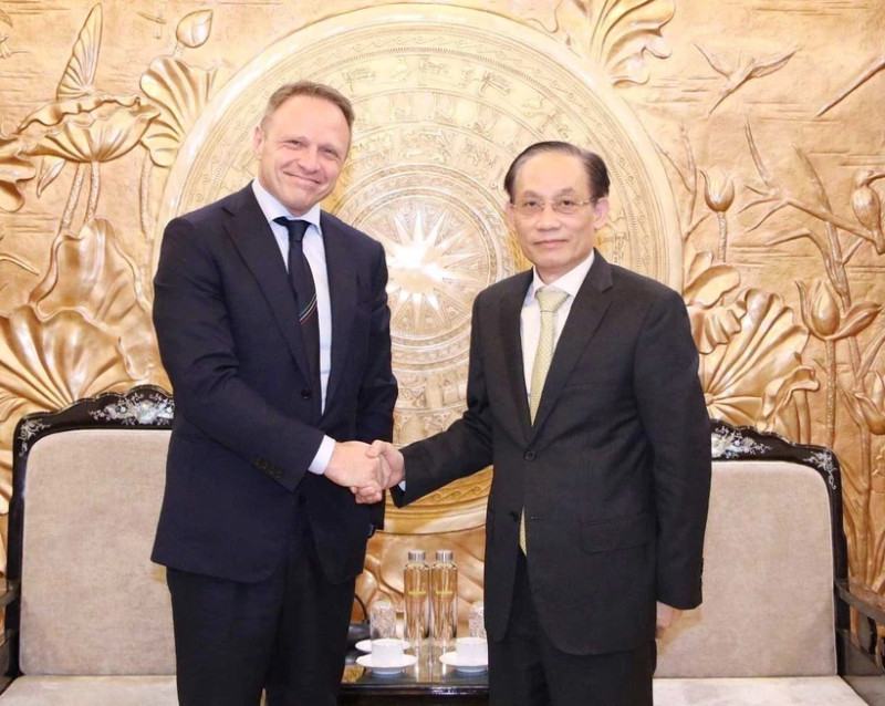 越共中央书记处书记、中央对外部部长黎怀忠会见意大利兄弟党政治局委员、农业粮食主权和林业部部长弗朗西斯科·洛洛布里吉达。（图片来源：越通社）