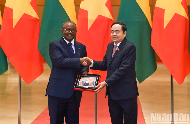 越南国会主席陈青敏向几内亚比绍共和国总统乌马罗·西索科·恩巴洛赠送纪念品。