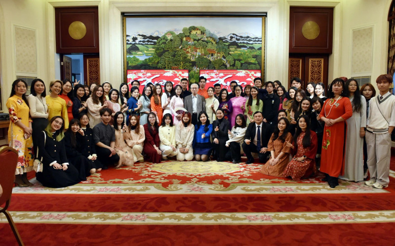 在中国越南人聚集一堂共庆新年 。（图片来源：越通社）